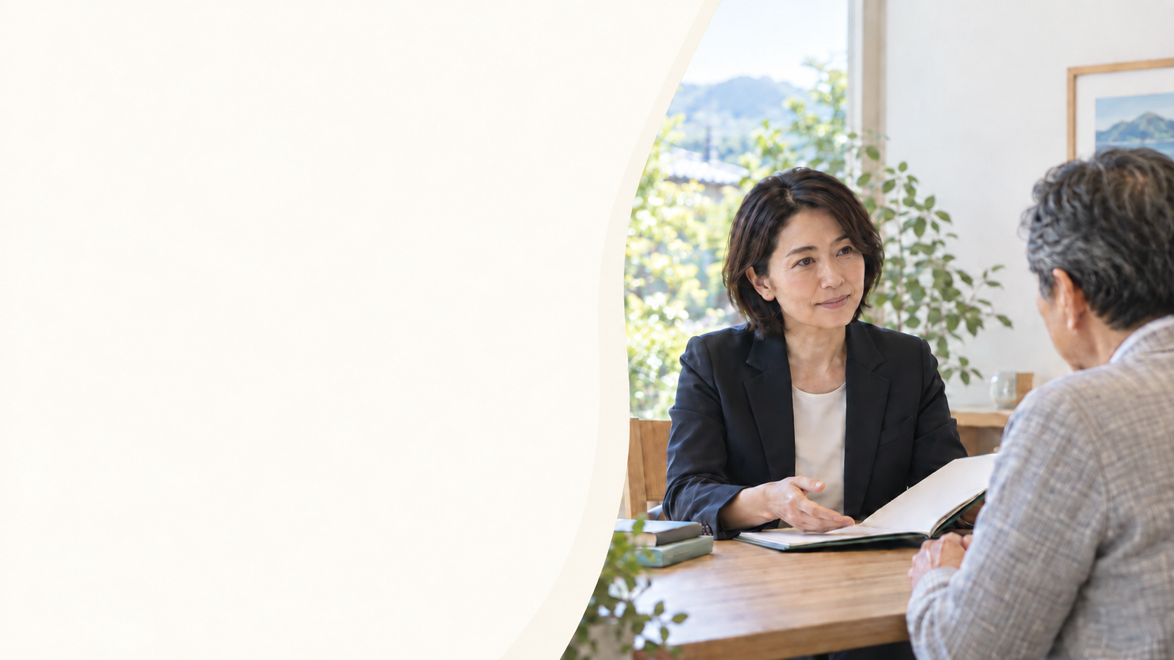 スーツ姿の担当者が話を聞く相談風景。AI生成のイメージ。
